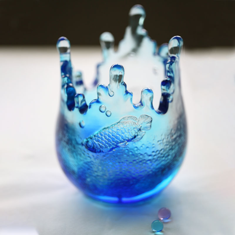 Mga palamuting asul na babasagin na inukitan ng mga pattern ng isda