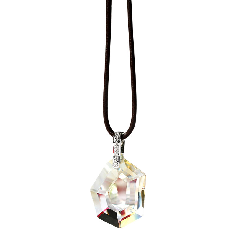 Kulay pilak na kuwintas na may naka-mount na pattern ng glass pendant