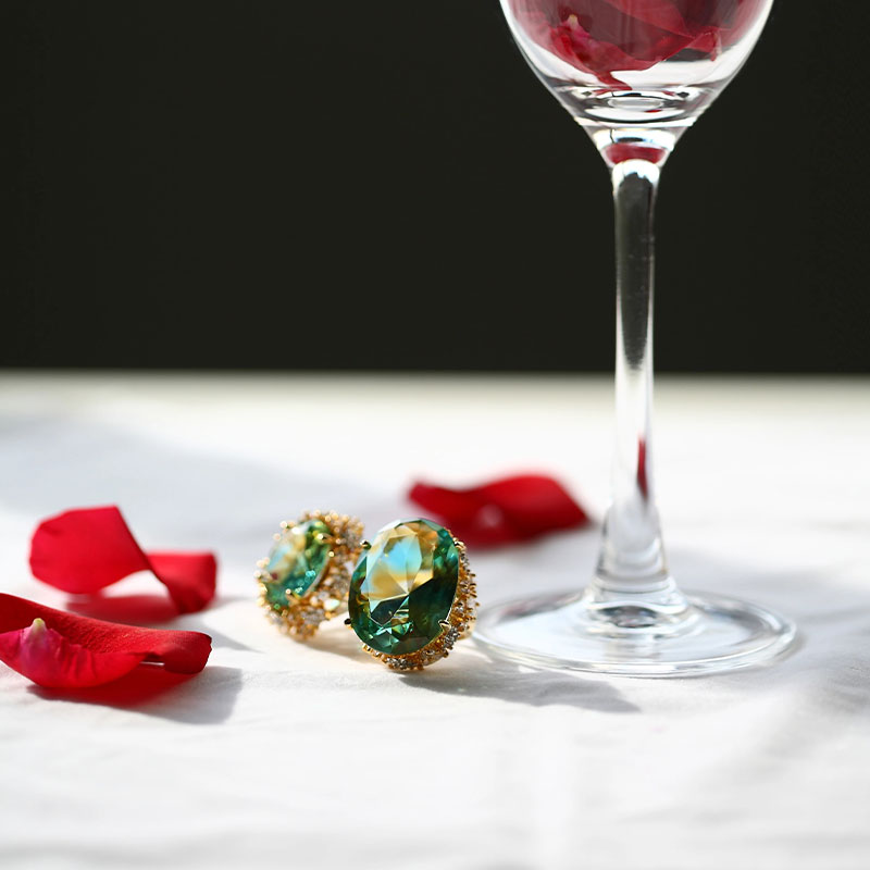 Mga hikaw na berdeng salamin na may gintong ear pad