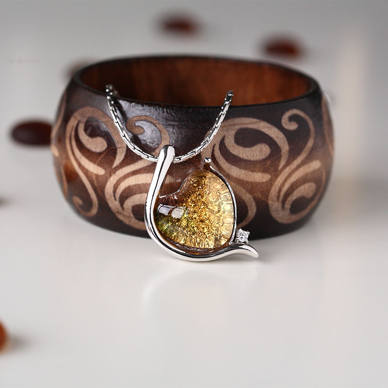 Elegant na kulay pilak na bracelet na nilagyan ng glass pendant