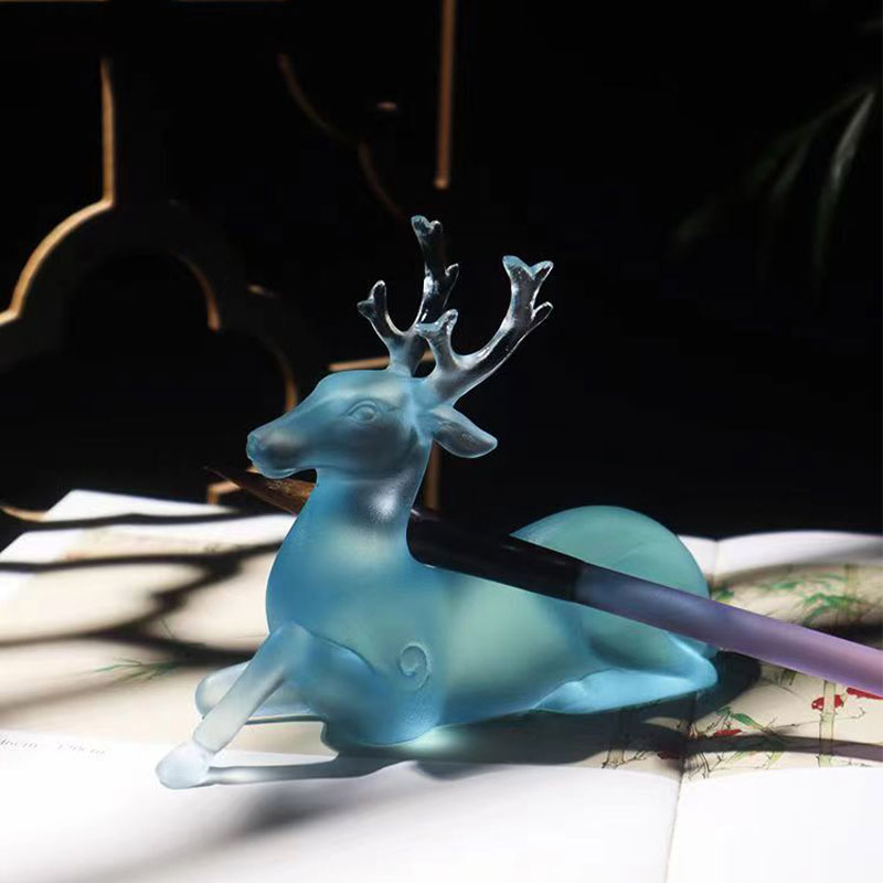 Asul na salamin na hugis usa na may hawak na brush