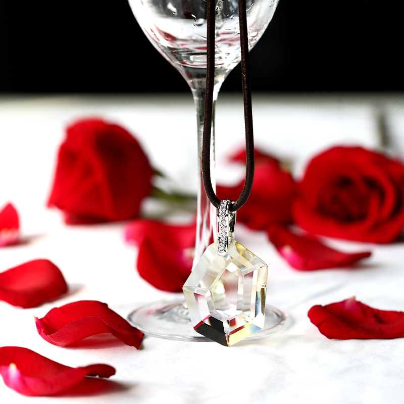 Kulay pilak na kuwintas na may naka-mount na pattern ng glass pendant