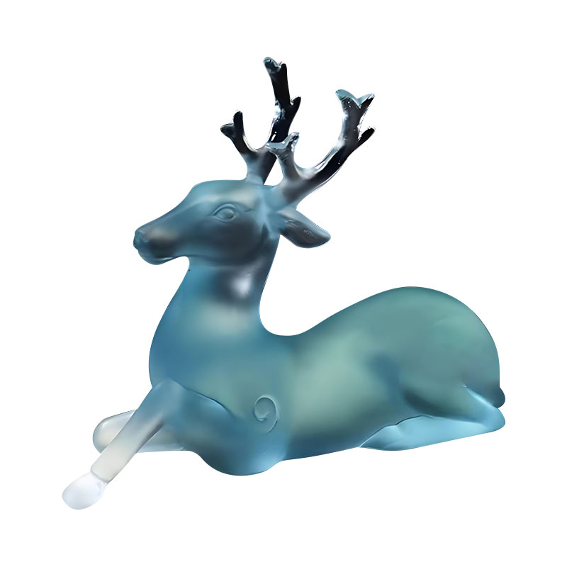 Asul na salamin na hugis usa na may hawak na brush