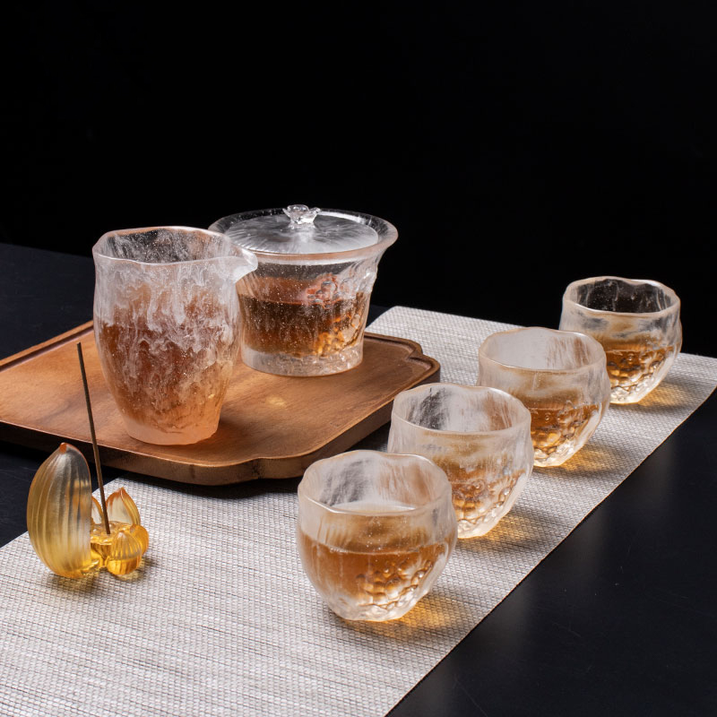 Malinis na Mga Tasa ng Tsaa na May Takip