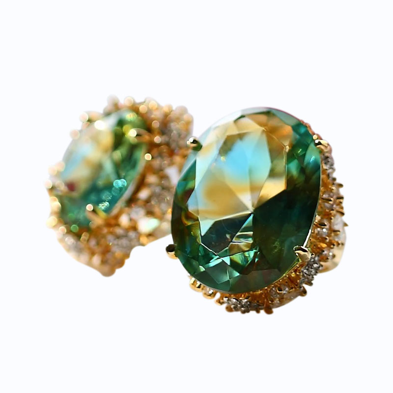 Mga hikaw na berdeng salamin na may gintong ear pad