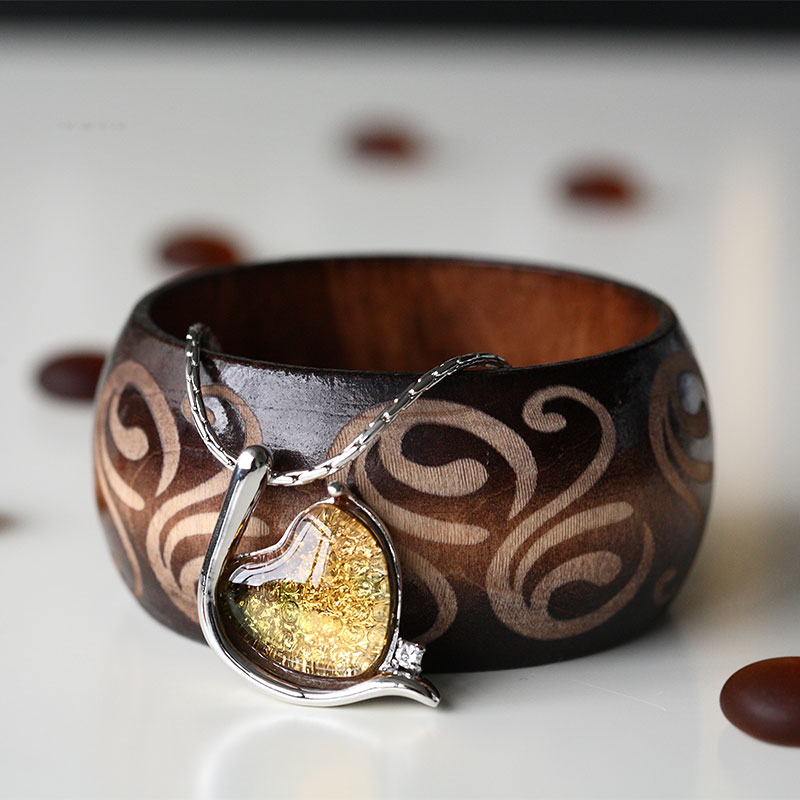 Elegant na kulay pilak na bracelet na nilagyan ng glass pendant