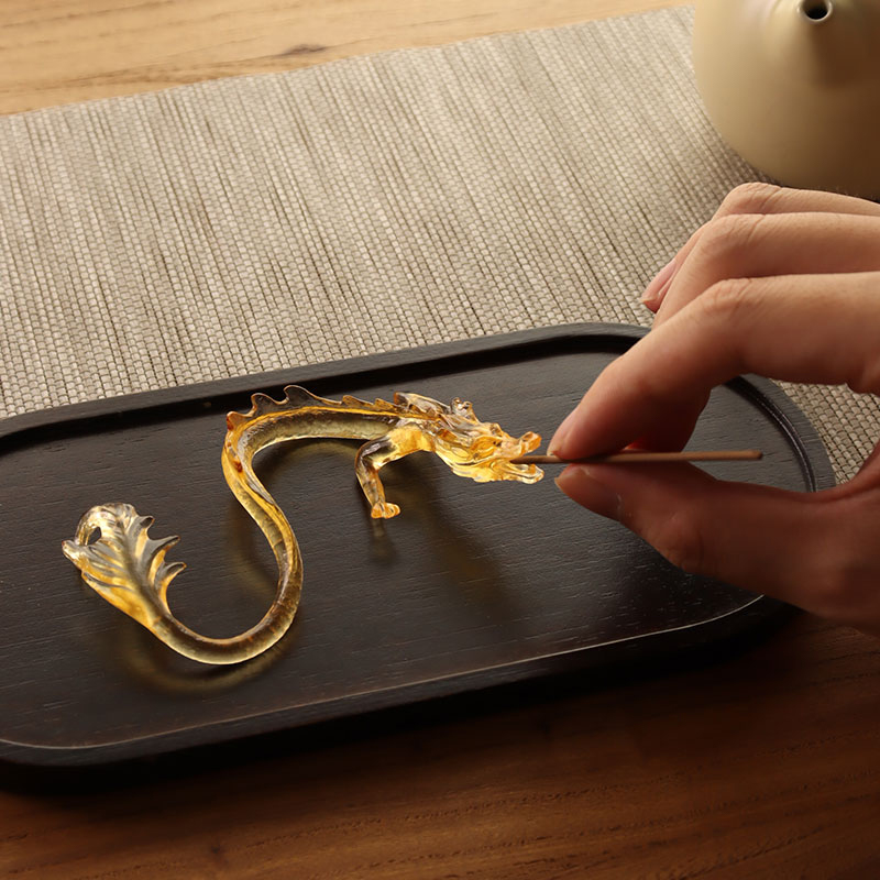 May hawak ng Insenso ng Golden Dragon Glass