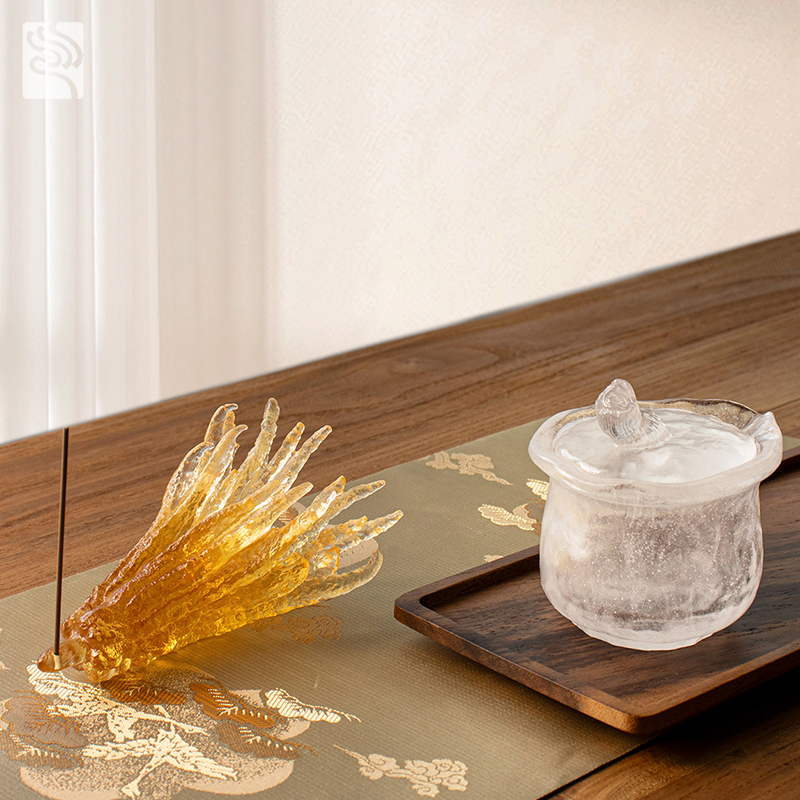 Hugis-kamay na kulay gintong lalagyan ng insenso na salamin