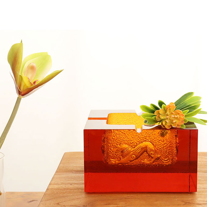 Pulang salamin na ashtray na may katangi-tanging embossed na pattern ng hayop