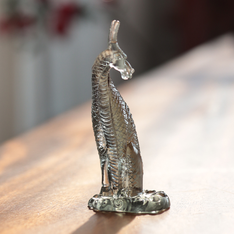 May hawak ng Insenso ng Kirin na Salamin