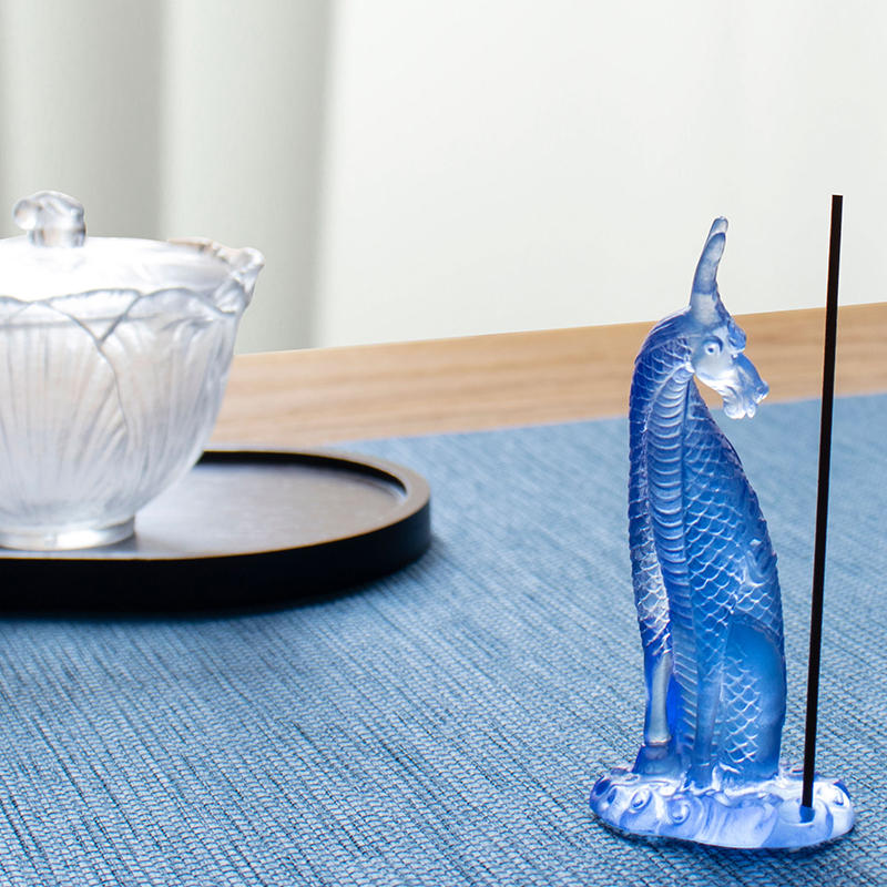 May hawak ng Insenso ng Kirin na Salamin