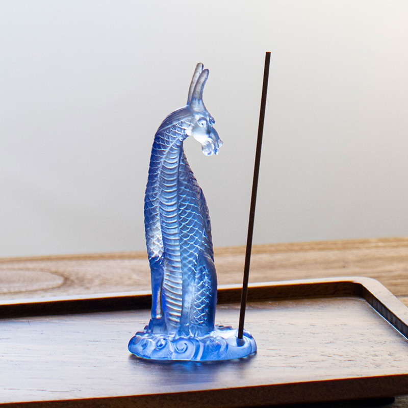 May hawak ng Insenso ng Kirin na Salamin