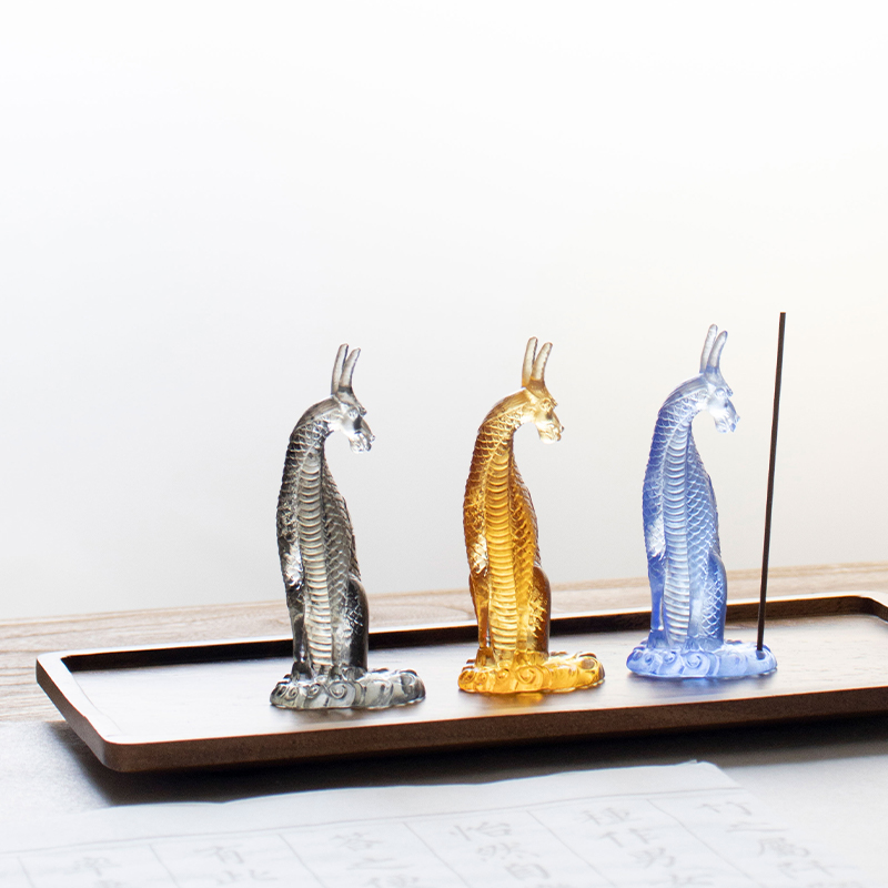 May hawak ng Insenso ng Kirin na Salamin