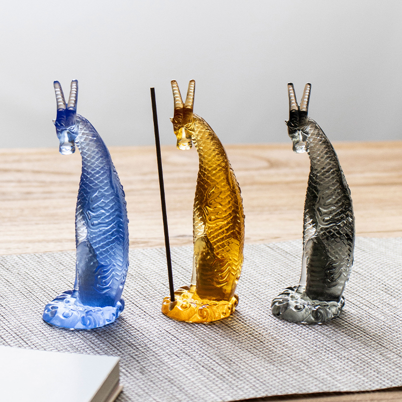 May hawak ng Insenso ng Kirin na Salamin