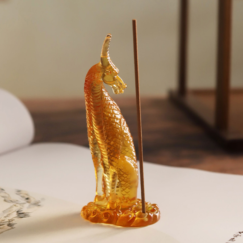 May hawak ng Insenso ng Kirin na Salamin