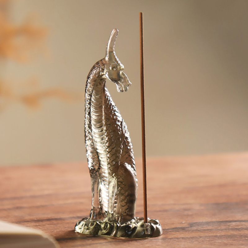 May hawak ng Insenso ng Kirin na Salamin