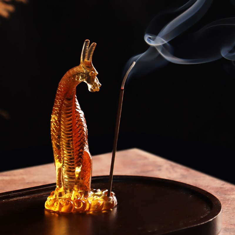 May hawak ng Insenso ng Kirin na Salamin