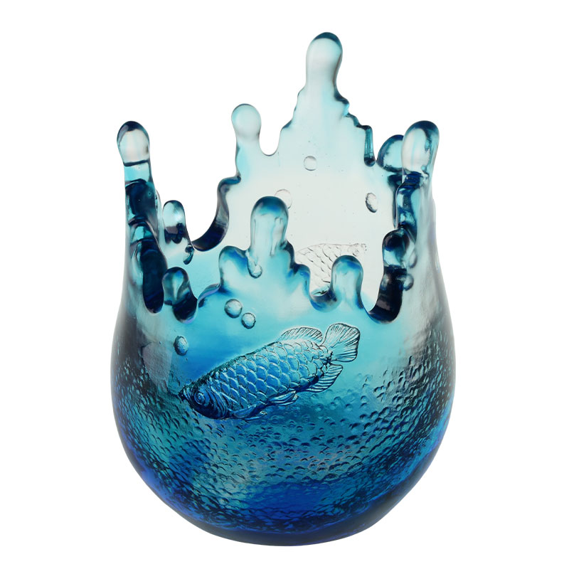 Mga palamuting asul na babasagin na inukitan ng mga pattern ng isda